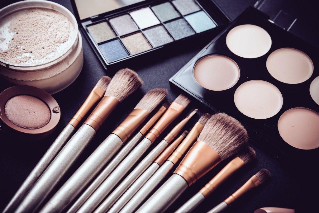makeup brushes and powders