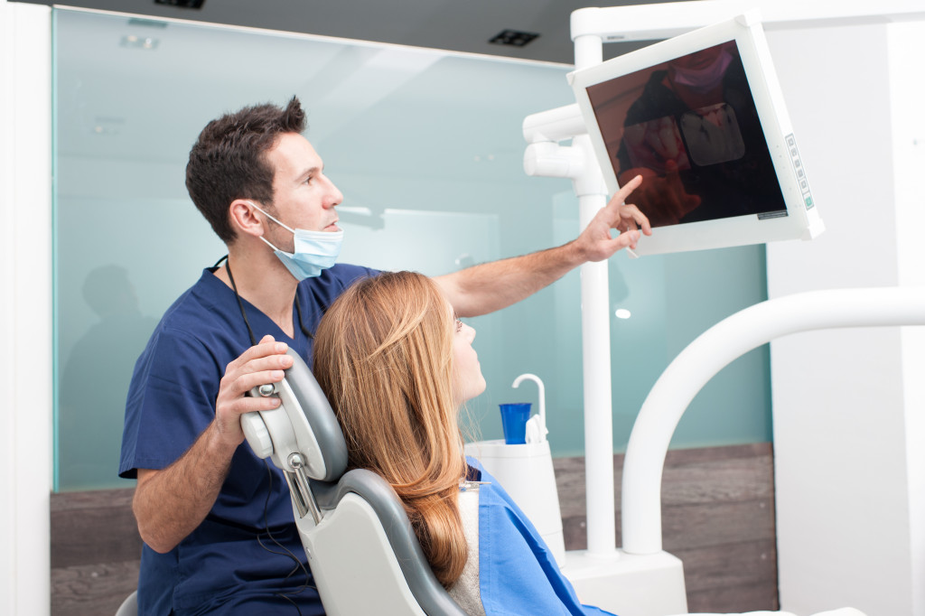 dentist pointing to a screen