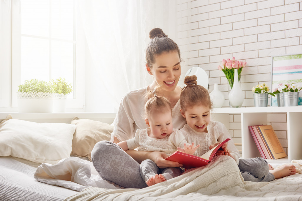 mom with her two kids reading