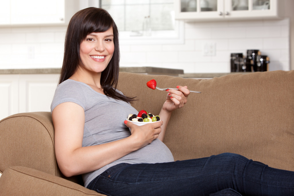 Eating healthy pregnant woman