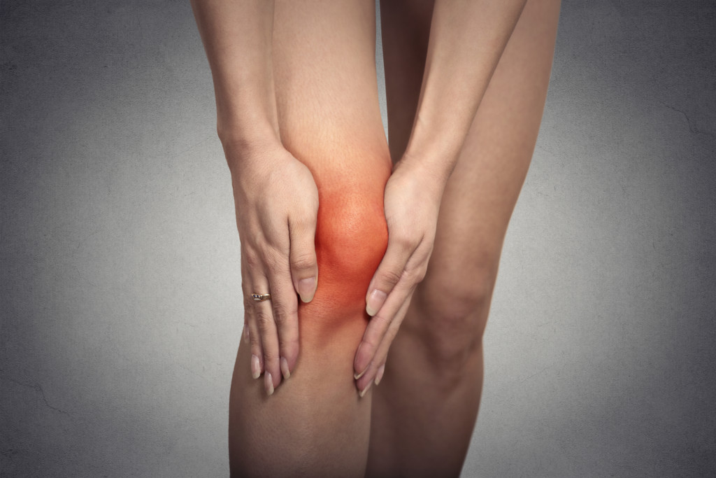 Inflamed knee in woman