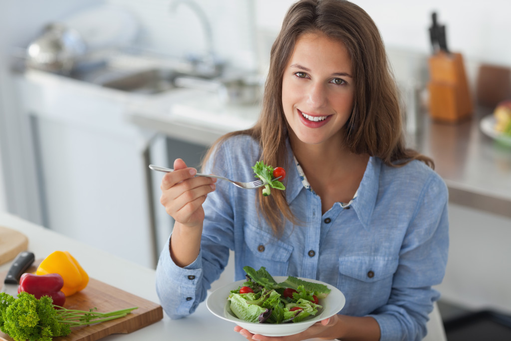 woman eating vegetable salad